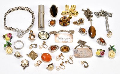 Lot 1600 - A small quantity of assorted costume jewellery...