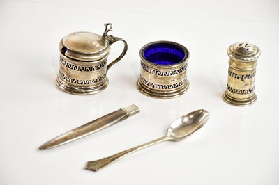 Lot 1396 - DUCROW & ATKINS; a George V hallmarked silver...