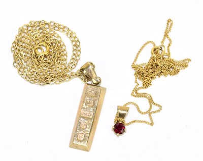 Lot 1356 - A 9ct yellow gold ingot on fine link chain,...