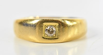Lot 91 - An 18ct yellow gold wedding band, with...