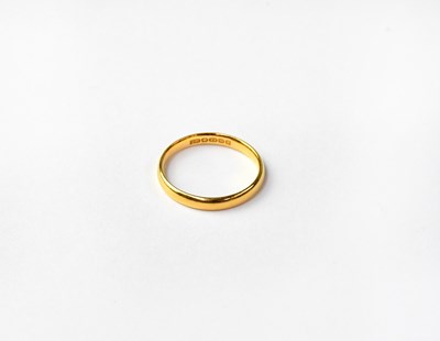 Lot 991 - A 22ct yellow gold wedding band, size L,...