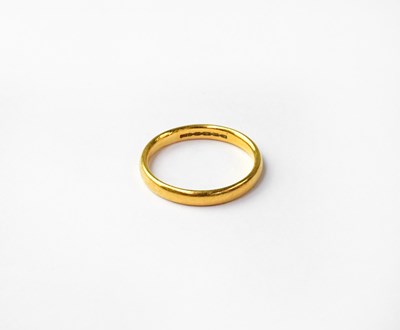 Lot 988 - A 22ct yellow gold wedding band, size Q,...