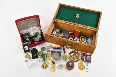 Lot 1469 - A mixed collection of Masonic jewels and...