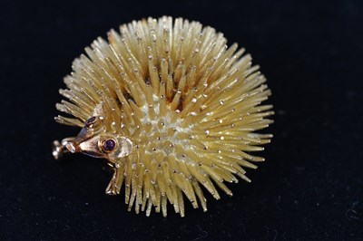 Lot 259 - A yellow metal brooch in the form of a...