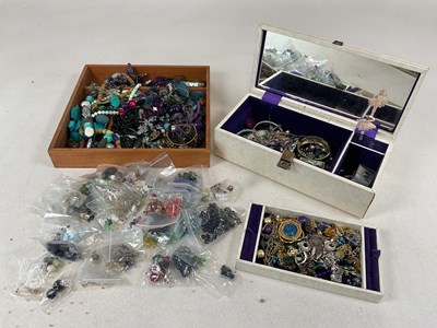 Lot 1290 - A quantity of assorted costume jewellery.