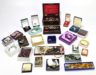 Lot 1592 - A quantity of assorted costume jewellery to...