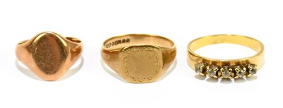 Lot 1186 - A 9ct yellow gold signet ring with chased...