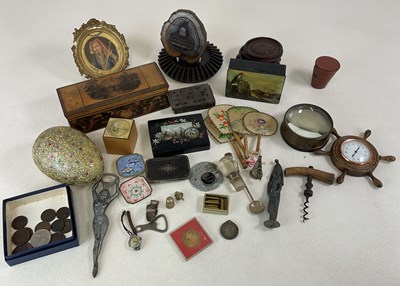 Lot 30 - A group of collectors' items including a...
