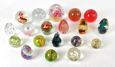 Lot 1658 - A collection of nineteen assorted paperweights...