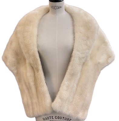 Lot 491 - A white mink fur coat.