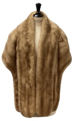 Lot 495 - A mink fur coat.