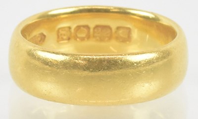 Lot 1246 - A 22ct yellow gold wedding band, size J,...
