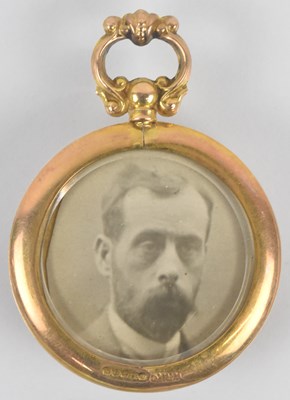 Lot 1469 - A 9ct yellow gold circular locket pendant,...