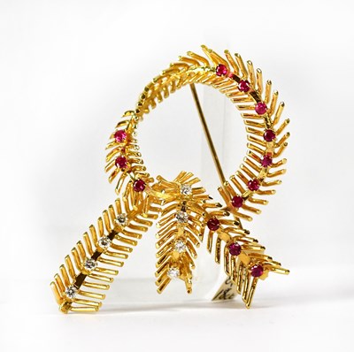 Lot 838 - An 18ct yellow gold feathered knotwork brooch...