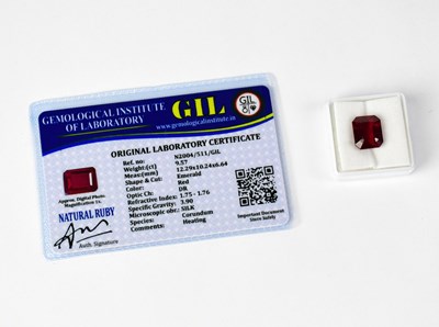Lot 1252 - A loose 9.57 carat emerald-shaped ruby with...
