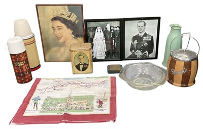 Lot 368 - A group of collectors' items including Royal...