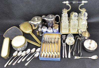 Lot 809 - Various items of vintage and antique silver...