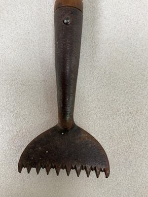 Lot 41 - An early 20th century carpet edging tool, with...