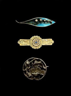 Lot 1270 - A 9ct yellow gold, steel pinned, and seed...