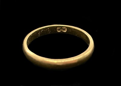 Lot 1274 - A 22ct yellow gold wedding band, size P,...