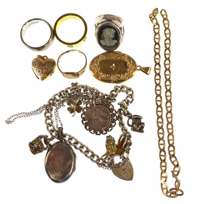 Lot 1223 - Various items of jewellery to include a 9ct...