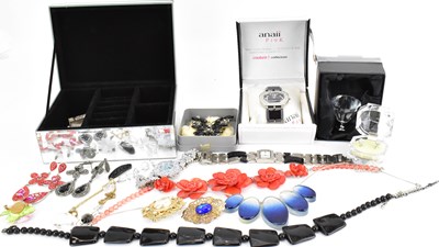 Lot 1229 - Various items of costume jewellery to include...