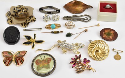 Lot 1513 - Various items of jewellery including a 9ct...