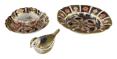 Lot 557 - ROYAL CROWN DERBY; an Imari decorated shallow...