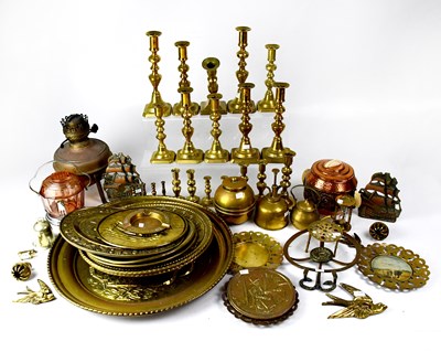 Lot 354 - A mixed lot of copper and brassware to include...