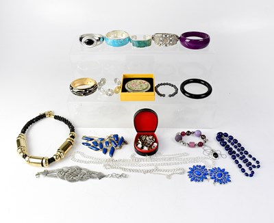 Lot 1241 - A good quantity of costume jewellery to...