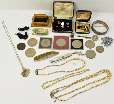 Lot 1502 - A quantity of mixed costume jewellery and...