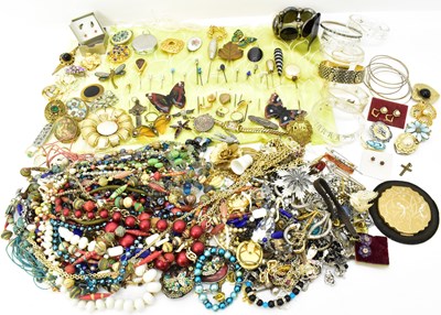 Lot 1503 - A quantity of modern, vintage and antique...