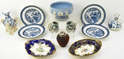 Lot 533 - A group of mixed collectable pottery including...