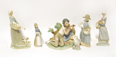 Lot 246 - LLADRÓ; five figures, comprising a girl...