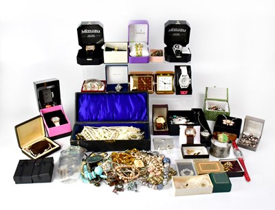 Lot 861 - A quantity of vintage and modern costume...