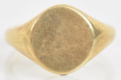 Lot 1261 - A 9ct yellow gold signet ring, size T, approx...