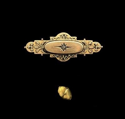 Lot 1206 - A cased Edwardian 9ct yellow gold bar brooch,...