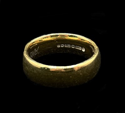 Lot 1214 - An 18ct yellow gold wedding band, size L,...