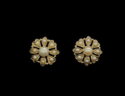 Lot 1220 - A pair of 9ct yellow gold screw back seed...