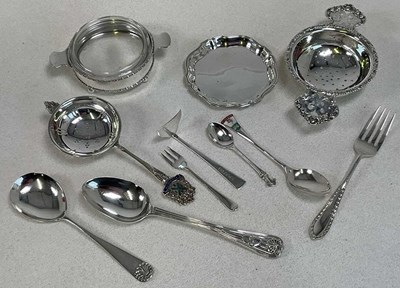 Lot 1093 - A group of small silver including an Elizabeth...