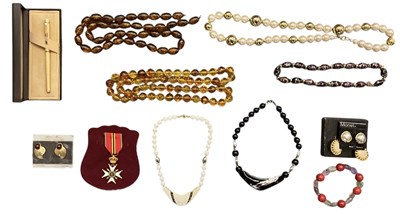 Lot 1494 - A small quantity of costume jewellery...