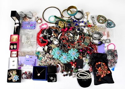 Lot 879 - A quantity of modern costume jewellery, to...