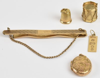 Lot 1485 - A 9ct yellow gold oval locket pendant, 2 x...