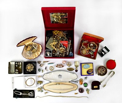 Lot 868 - A quantity of mainly vintage costume jewellery,...