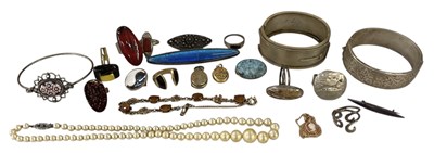 Lot 1501 - A small quantity of costume jewellery...