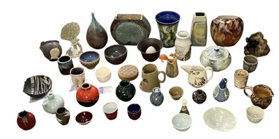 Lot 566 - A quantity of studio pottery and studio...