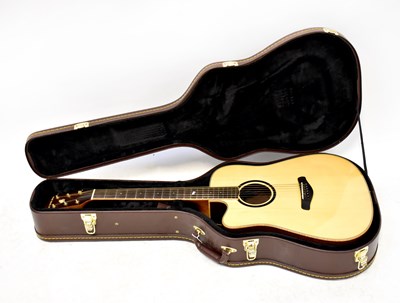Lot 536 - LEFT HAND BEAR; a 'Lightning Grizzly'...