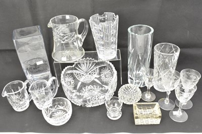 Lot 330 - Various items of vintage and modern clear...