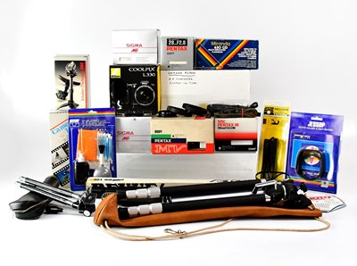 Lot 413 - A quantity of accessories, to include a Sigma...