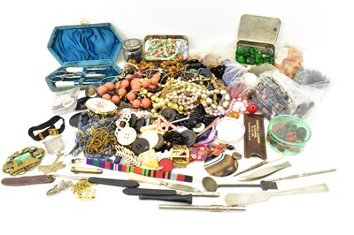 Lot 863 - Mixed items of costume jewellery comprising a...